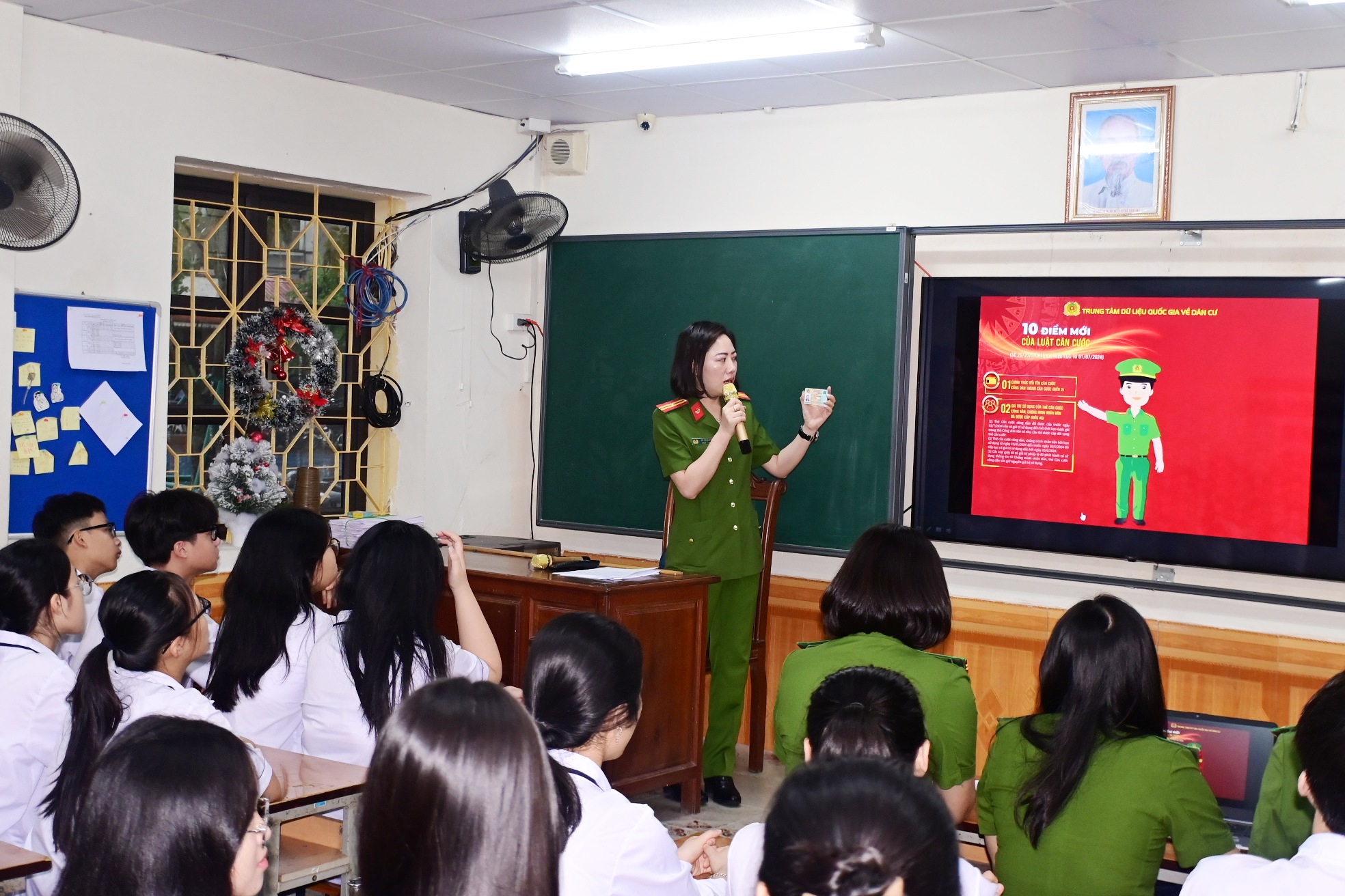 Công an quận Lê Chân tuyên truyền về Luật Căn cước năm 2023, VK-VLN- CCHT và đồ chơi nguy hiểm
